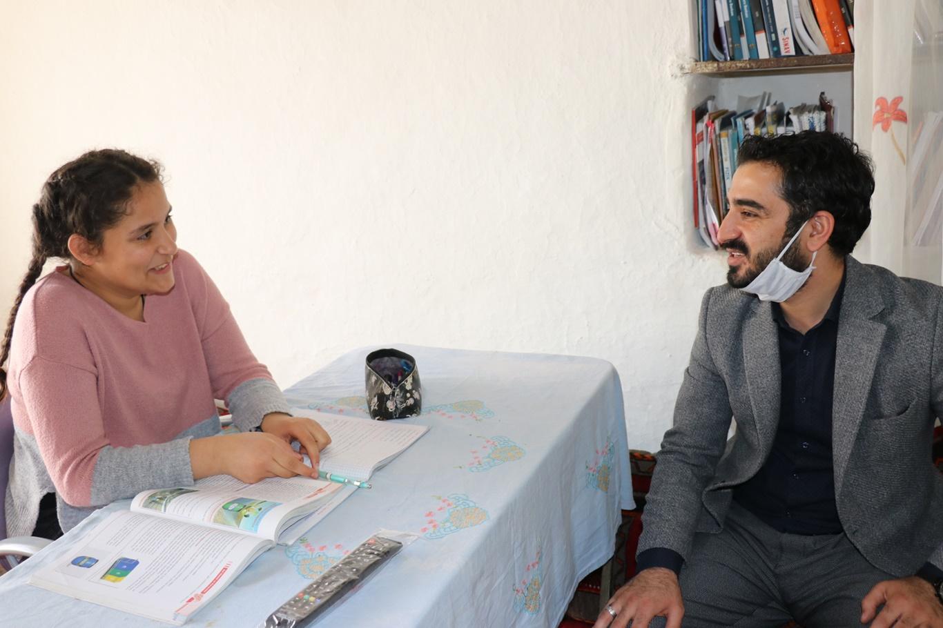 Televizyonları olmadığı için uzaktan eğitim alamayan öğrencinin hayalini eğitimciler gerçe